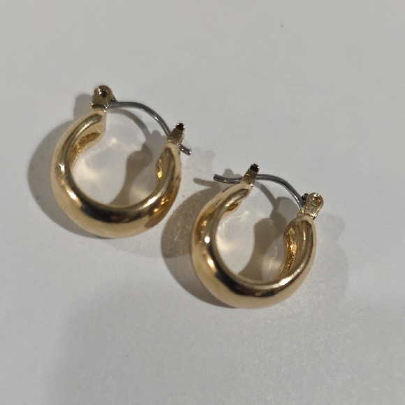 Elegant Polished Gold Minimalist Hoop Earrings – Classic Chic Women’s Jewelry - Picture 7 of 9